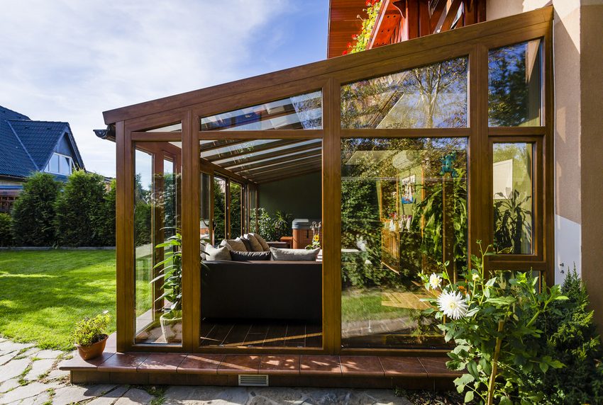 Elegáns kapcsolat a kert és a szoba között - nagyméretű üvegajtók