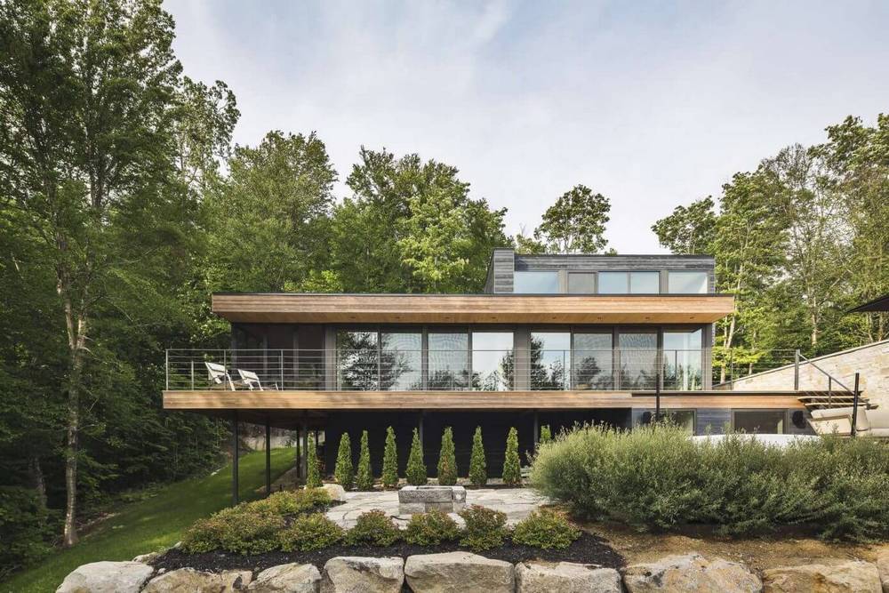 Kő és fa - lépcsőzetesen épített modern ház szép erdős környezetben