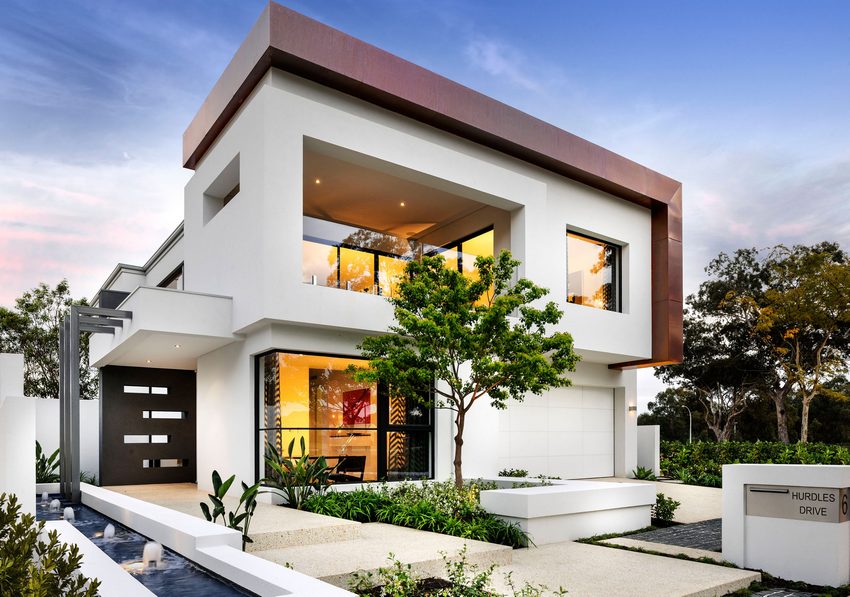 Modern ház keskeny telken úszómedencével, fényes, fehér, szürke, fekete színpalettával